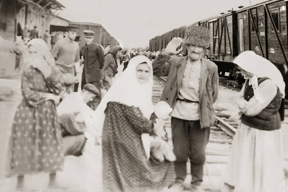 На вокзале. Жители села Юрт-Аух возвращаются на родину. Фрунзе, 1957 год