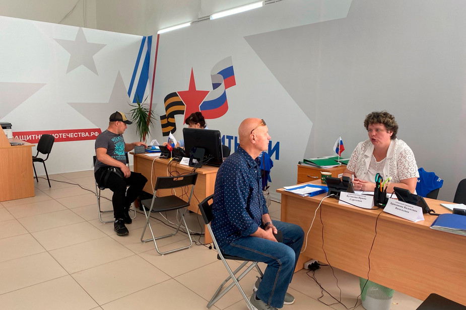 Сотрудники фонда консультируют посетителей. Фото из группы фонда в VK