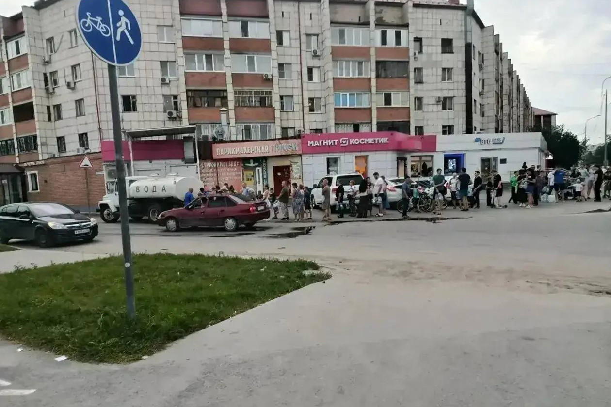 Горожане в очереди за водой. Фото: сообщество «Право на воду  Тюмень» / Telegram