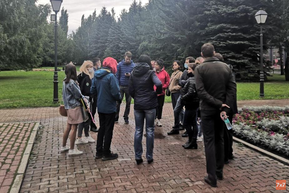 Возле администрации в Стерлитамаке собрались люди