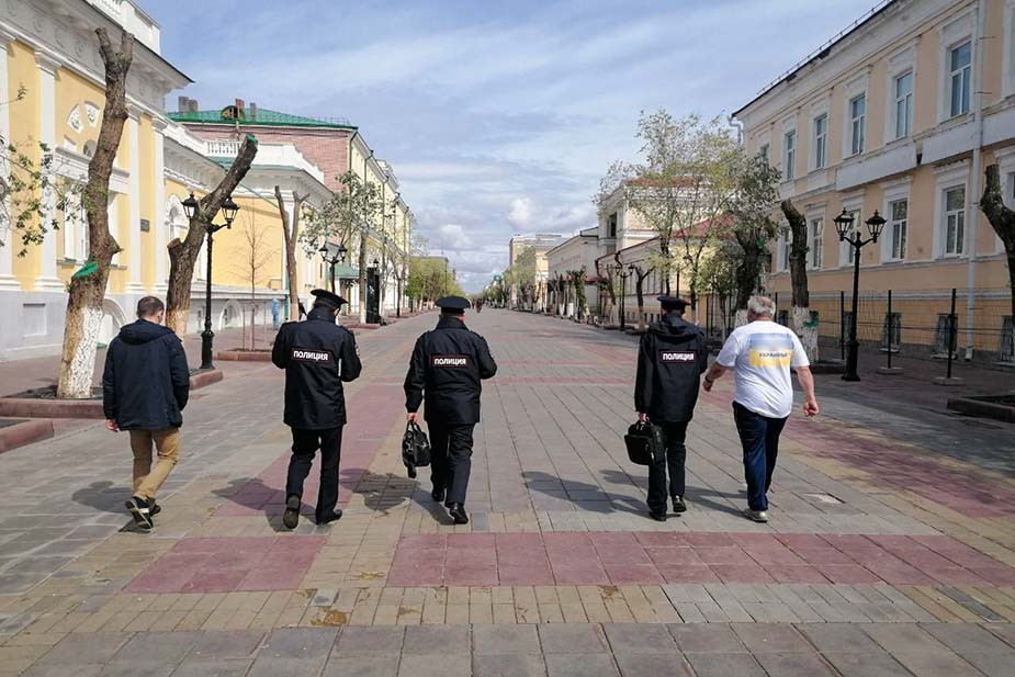 Константин Пчелинцев в белой футболке, в которой полицейские задержали его на марафоне