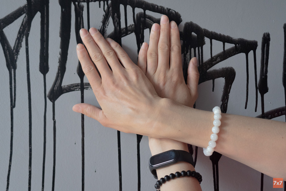 Анна прикрывает свежие надписи, первые после тотальной покраски стен