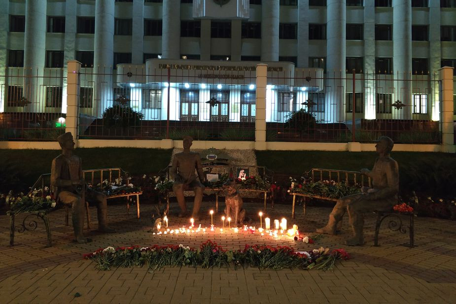 Народный мемориал на месте самоубийства Ирины Славиной у здания нижегородского ГУ МВД