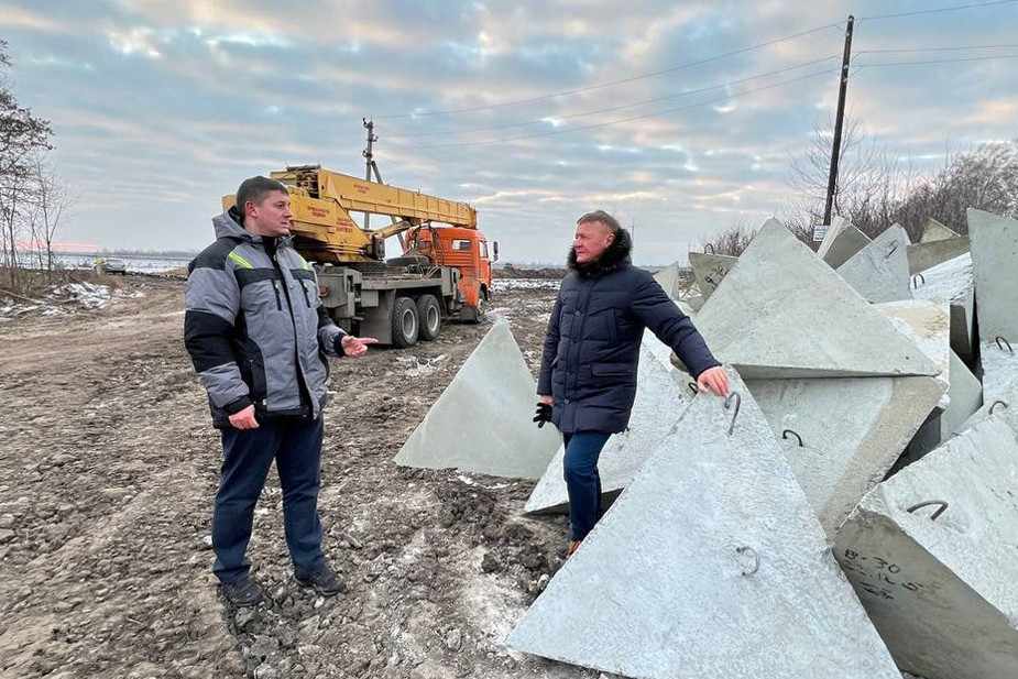 оман Старовойт на строительстве фортификационных сооружений в Суджанском районе Курской области, декабрь 2022 года. Фото: пресс-служба губернатора Курской области / Telegram