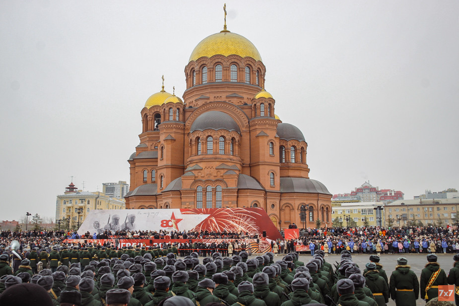Парад на площади Павших Борцов