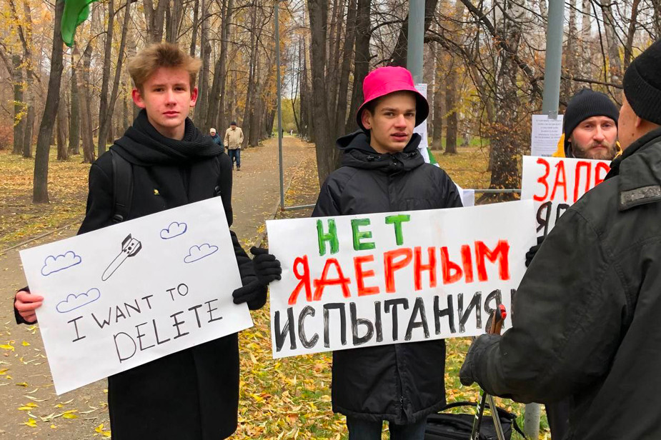 Егор (в панаме) на пикете