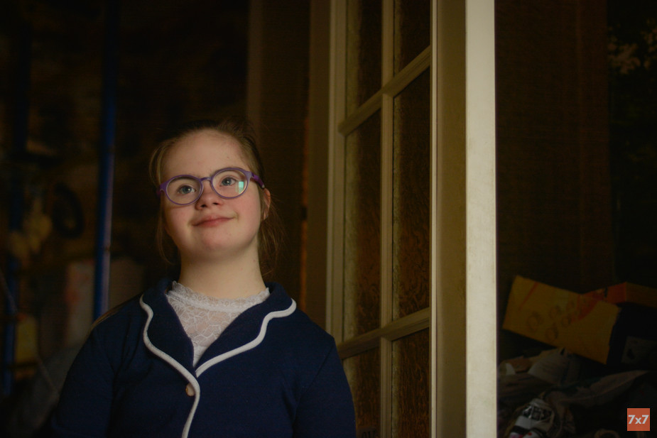 В перерыве между занятиями с педагогами Даша прибегает на кухню посмотреть телевизор