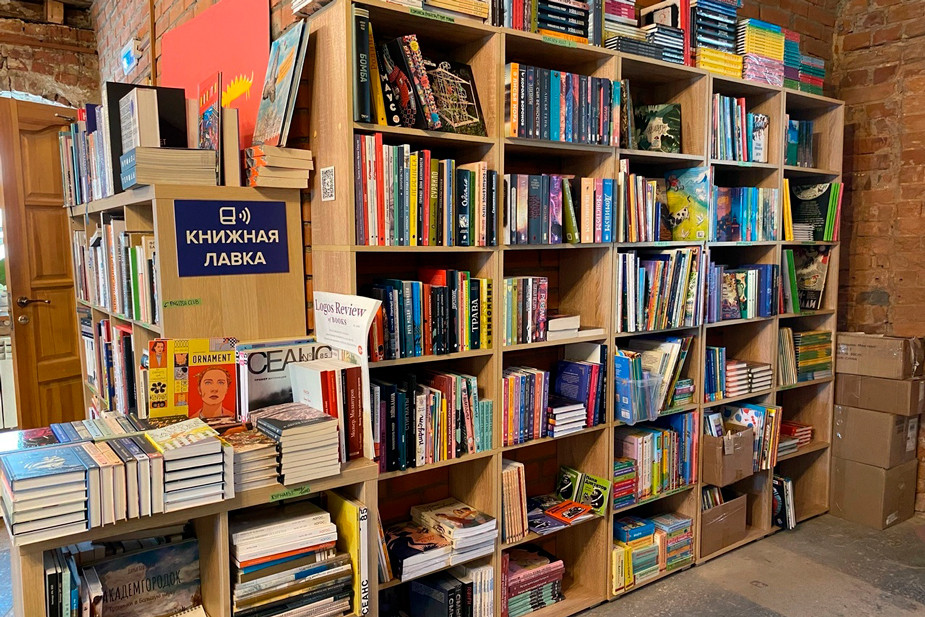 В «Карте мира» можно купить книги современных российских авторов и не только. Фото предоставлено командой магазина