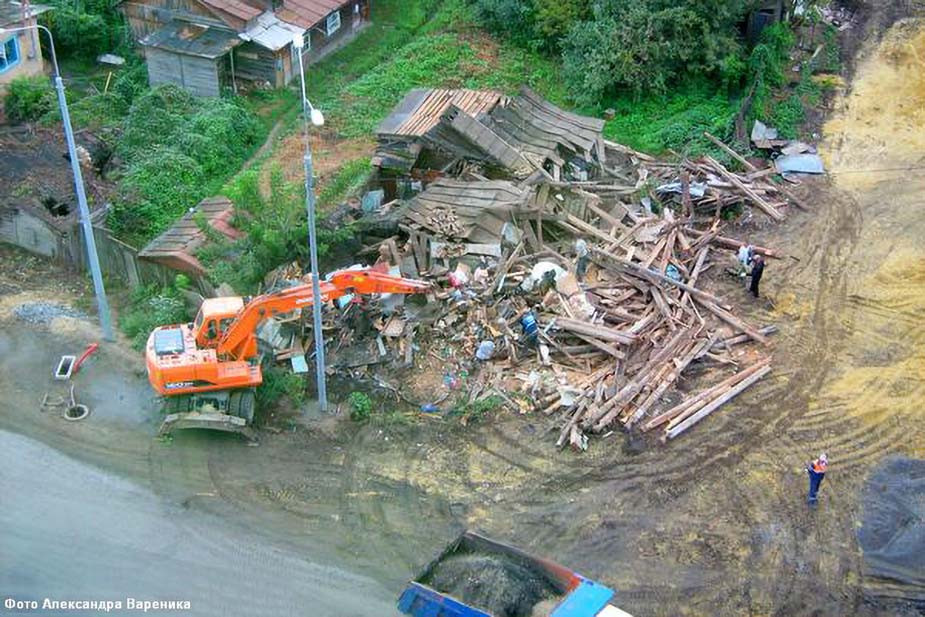 Снос дома семьи Эзау для строительства путепровода
