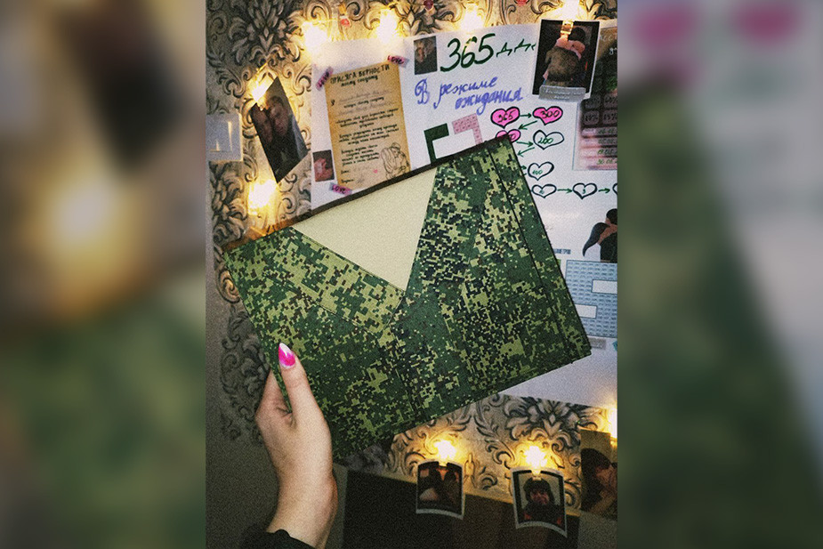 Александра начала делать дембельский альбом, чтобы подарить мужу после его возвращения из армии