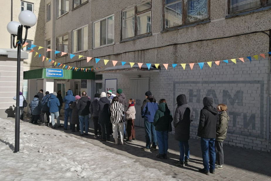 Участники акции «Полдень против Путина» в Екатеринбурге. Фото: «Гроза»  Екатеринбург / Telegram