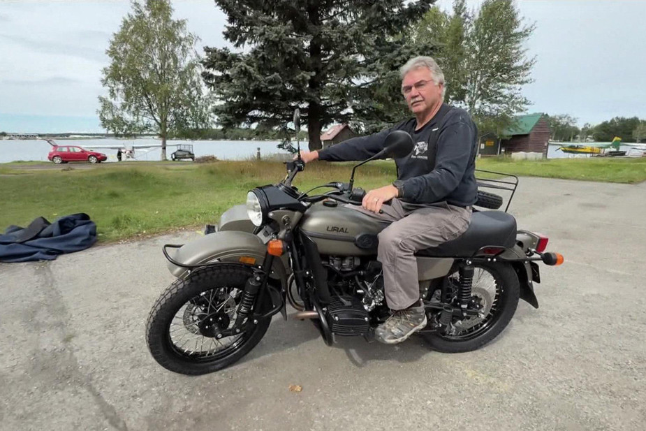 Житель Анкориджа Марк Уоррен на мотоцикле, подаренном российскими дипломатами. Фото: smotrim.ru