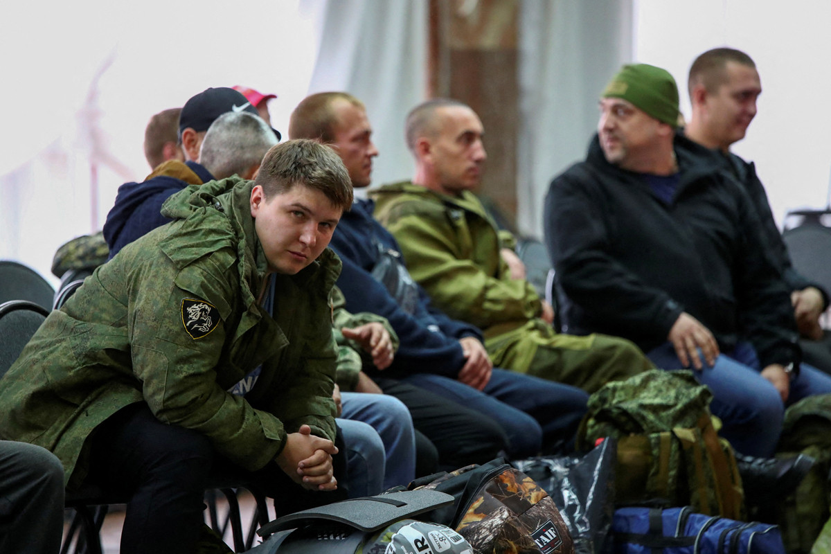 Резервисты на сборном пункте во время мобилизации войск. Волжский, Волгоградская область. 28 сентября 2022 года