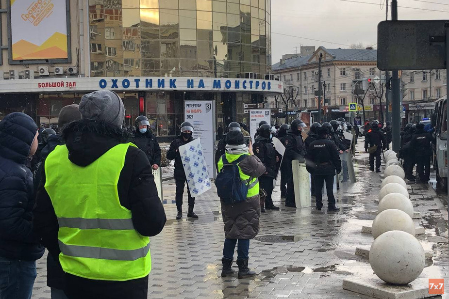 В Воронеже продолжается акция в поддержку Алексея Навального