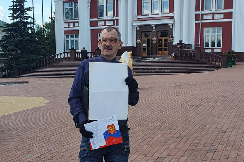 Сергей Марьин на пикете. Фото со страницы героя