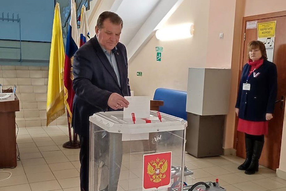 Глава администрации Грайворонского городского округа Геннадий Бондарев голосует на президентских выборах 16 марта. Фото: Геннадий Бондарев / VK
