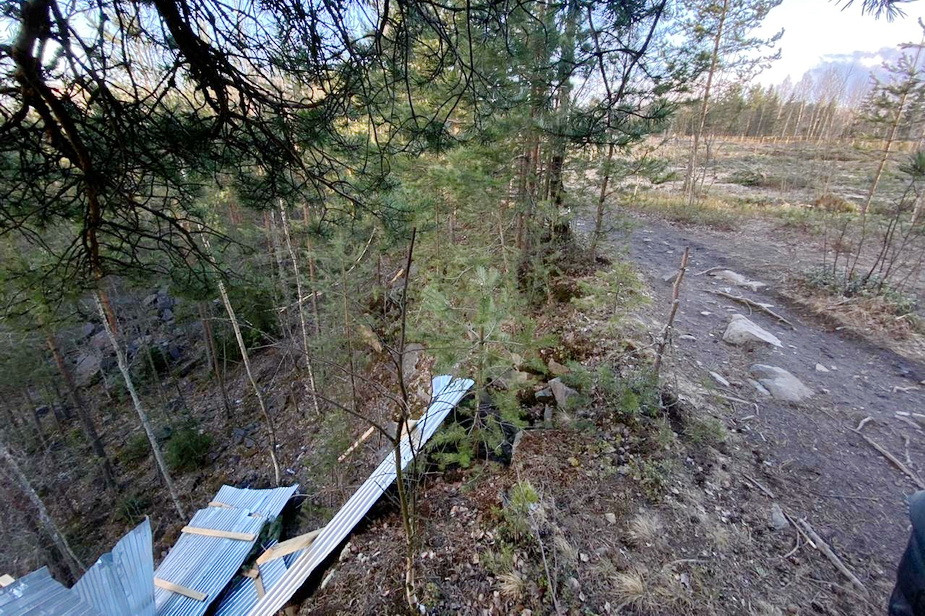 Части строительного забора раскиданы по парку.