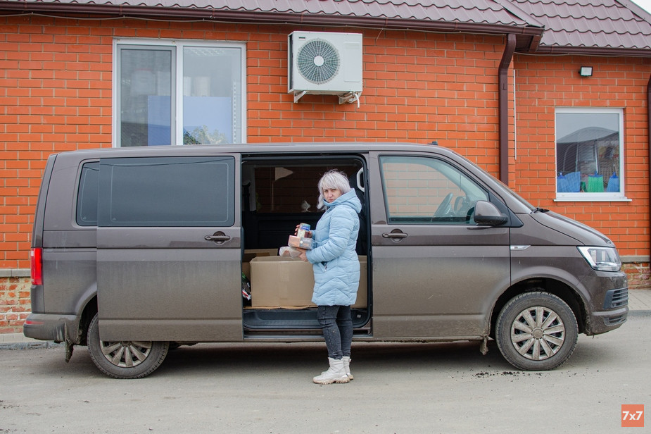 Ирина Васюкова загружает продукты для российских солдат