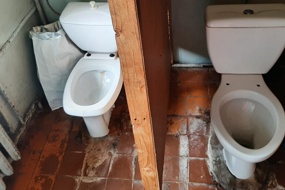 Туалет общежития в Красном Химике. Фото предоставлено Натальей Власовой и Евгением Работниковым