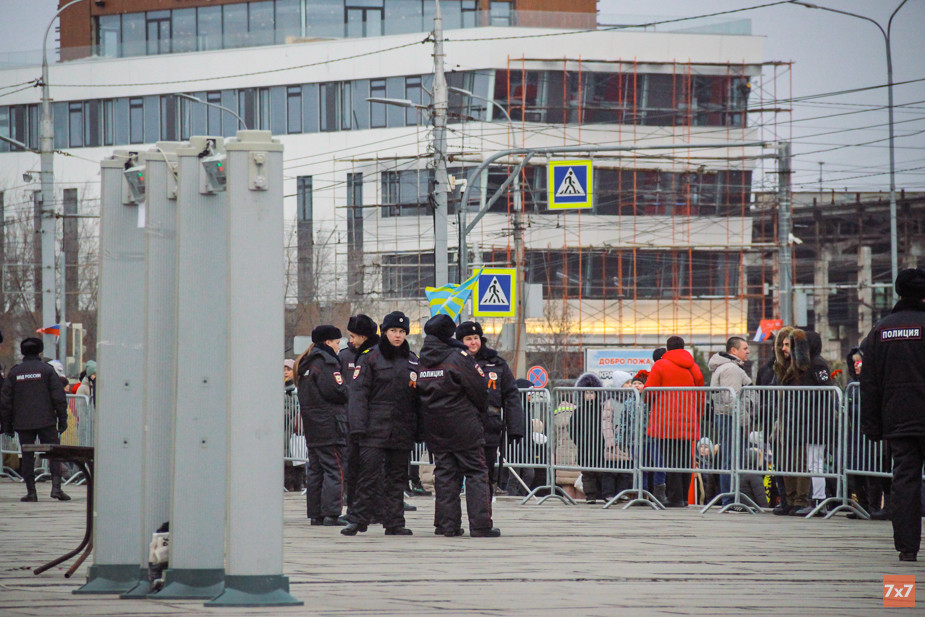 Очередь у подножия Мамаева Кургана