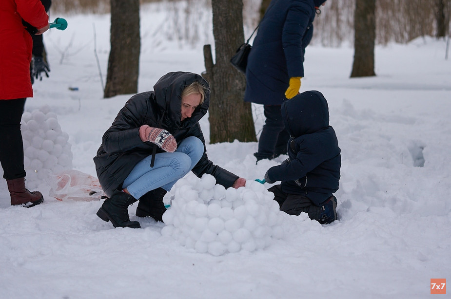 Дети и родители лепили снежные фонари вместе