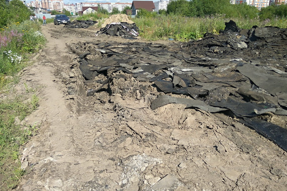 В 2019 году жители застелили дорогу старым линокромом