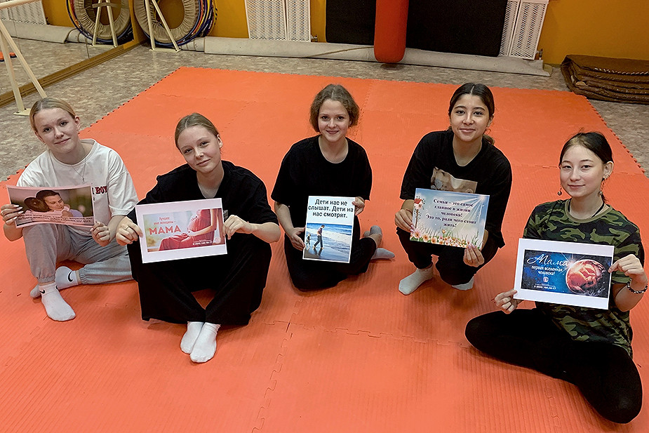 Воспитанницы подросткового клуба в Уфе с плакатами проекта