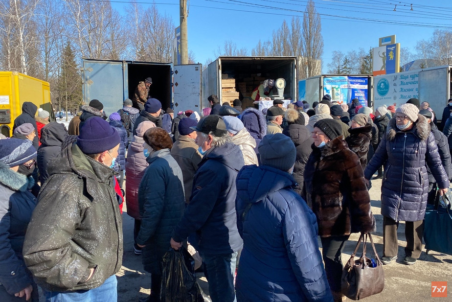 Белгородцы в очереди за сахаром на ярмарке 19 марта 2022 года. Фото Андрея Шилина
