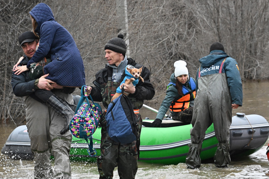 Спасатели эвакуируют жителей на надувной лодке, Орск, 8 апреля 2024 года. Фото: Анатолий Жданов / Коммерсантъ / Sipa USA / Vida Press
