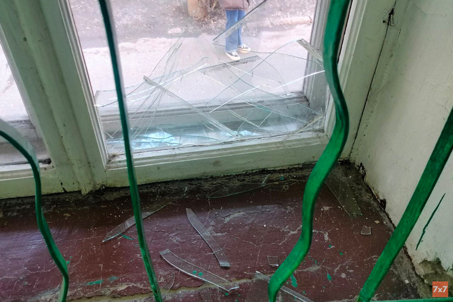 Разбитые окна на лестничной площадке пятиэтажки недалеко от ЖК «Тринити»