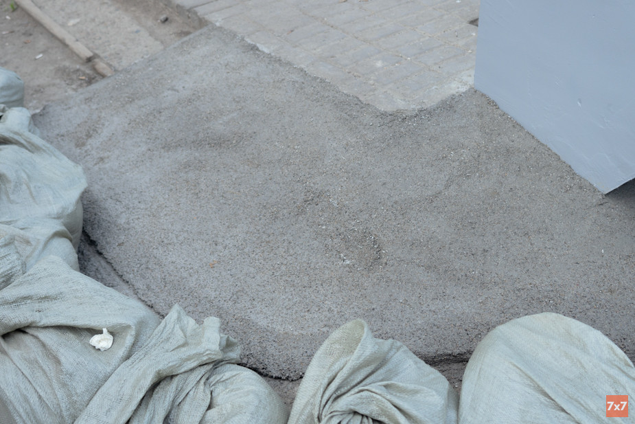 Мешки со стройматериалами для отделки асфальта для подъезда к пандусу