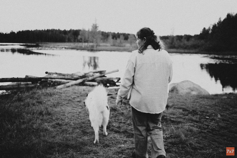 Олеся и Ольга гуляют с детьми и собакой. Фото «7х7»