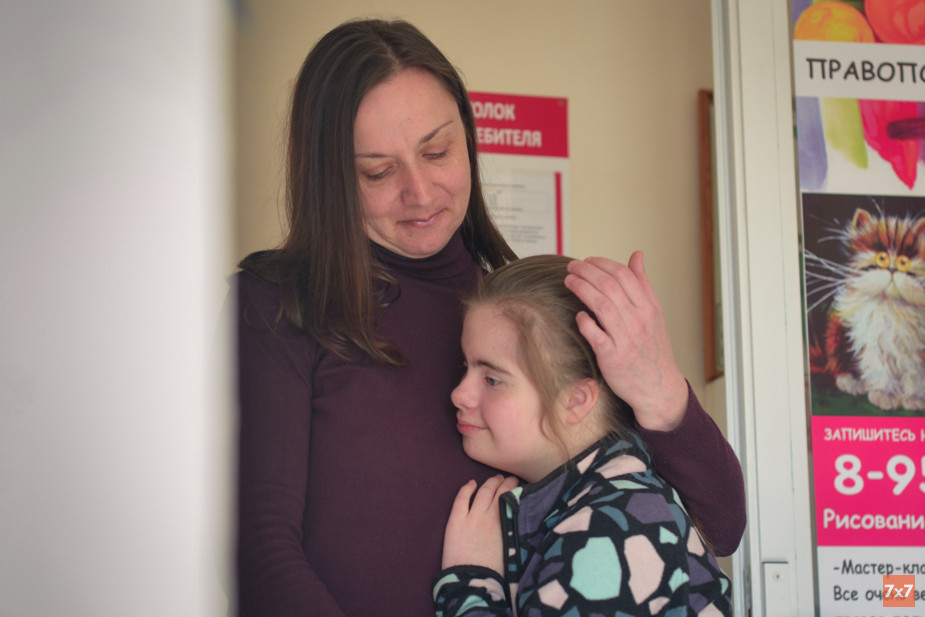 Даша вместе с мамой Юлией Емельяновой ждет урок рисования