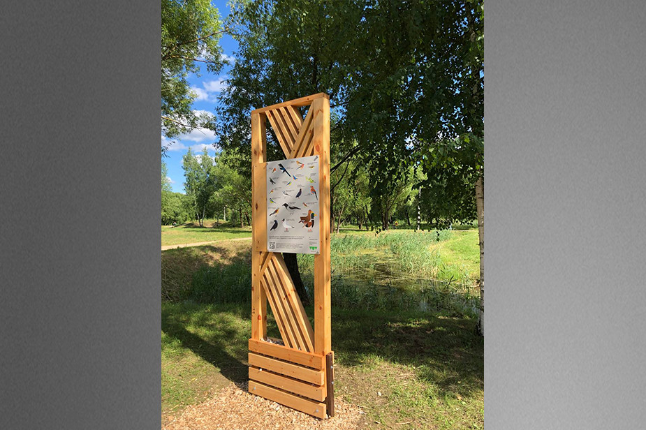 Установленные таблички с информацией о птицах, обитающих в парке