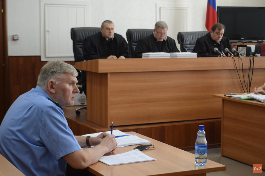 Гособвинитель Сергей Семеренко и судьи