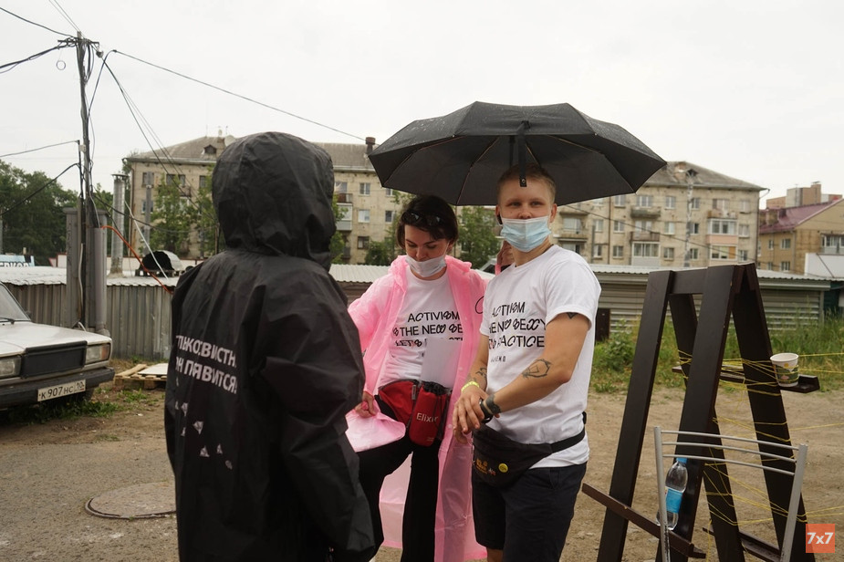 Волонтеры и организатор баркемпа Джей Альберг