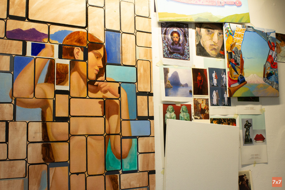 Слева: картина, вдохновленная случаем с подругой художника. Справа: иллюстрации для подкаста «Неизвестный Кавказ»