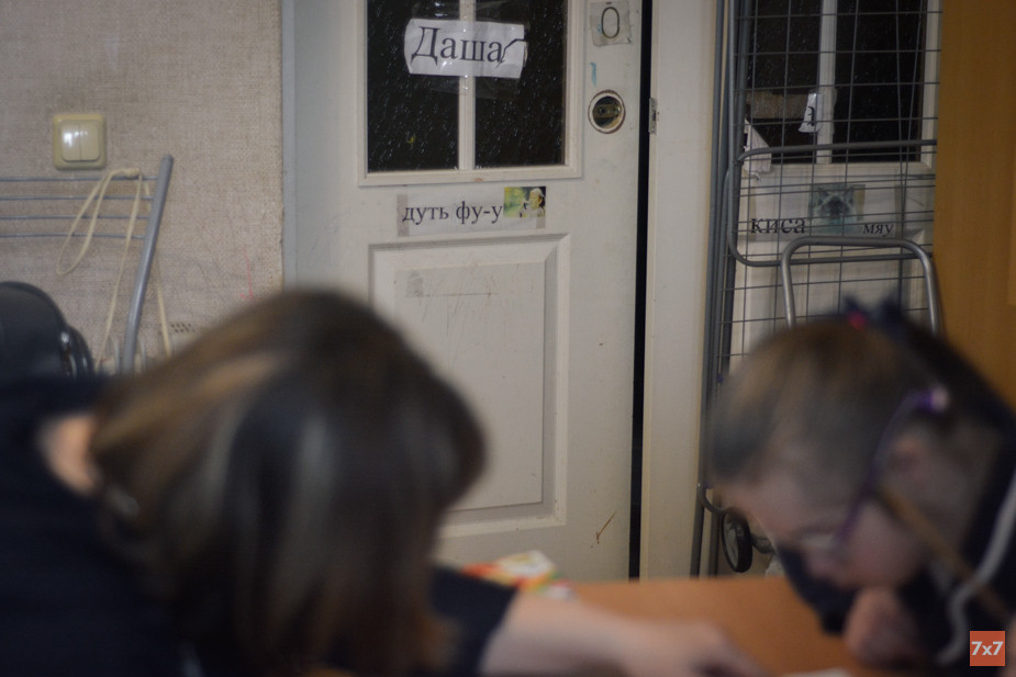 Несколько лет назад Юлия Емельянова наклеила на двери в квартире разные слова, чтобы Даша запоминала их