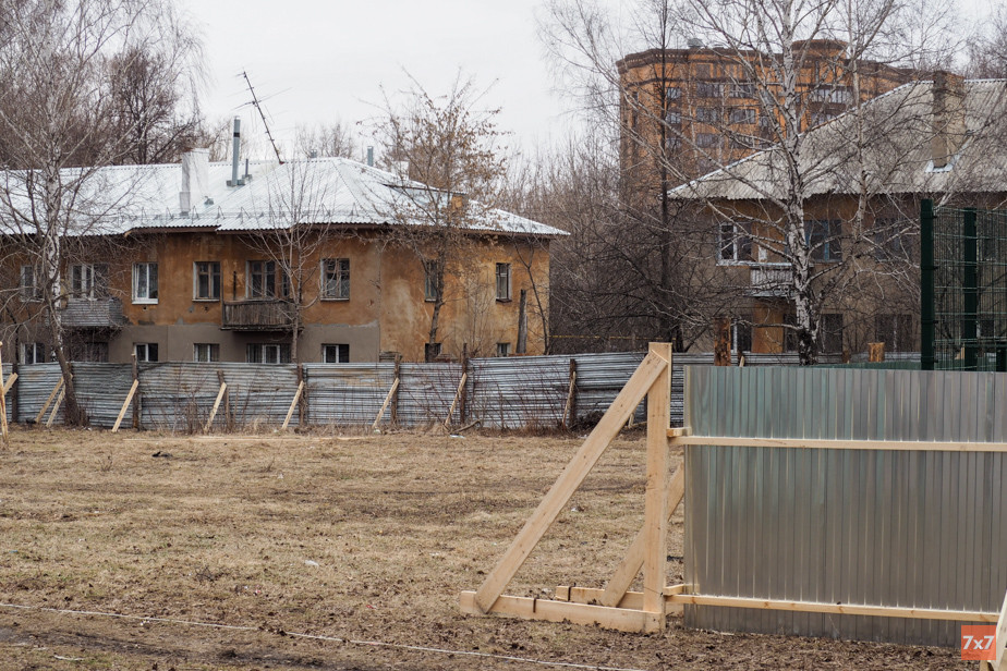 Забор вокруг будущего строительства