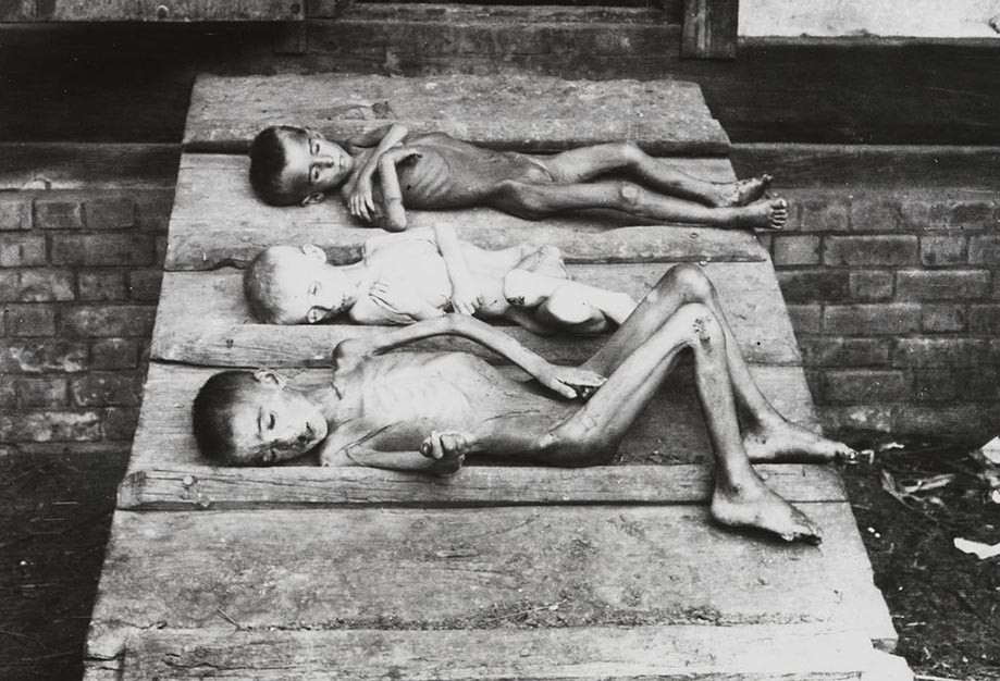 Умершие от голода дети. Поволжье, 1921 год