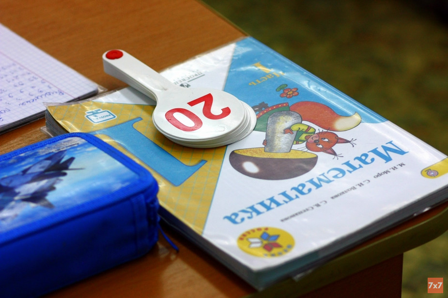 Учебники и рабочие тетради — серьезная статья расходов для родителей, если школы не предоставляют пособия бесплатно.