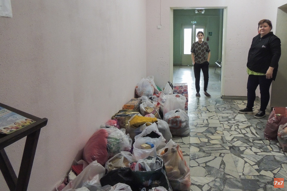 Беженцы сортируют гуманитарную помощь сами. Для этого в санатории есть комната на 8 этаже