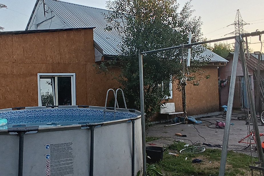 Белозёровы несколько лет не могут закончить ремонт дома: лишние деньги уходили на сбор документов для регистрации участка или на поездки в Москву.