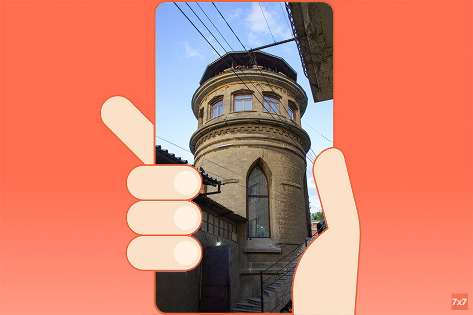 Водонапорная башня в Махачкале. На крыше — кофейня с видом на море