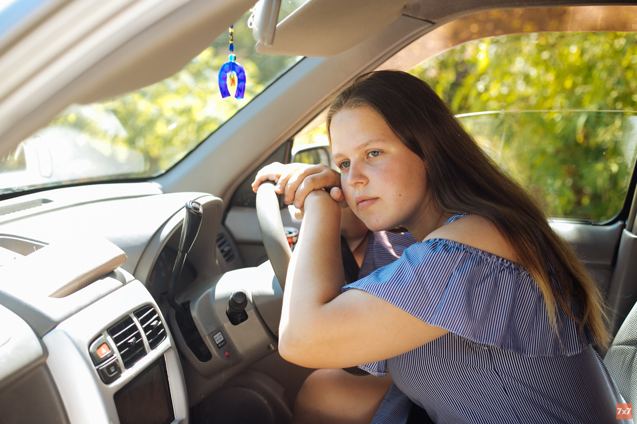 Люда отдыхает на руле в пробке. Каждый день она проводит в разъездах между Крымском и Новороссийском и очень устает
