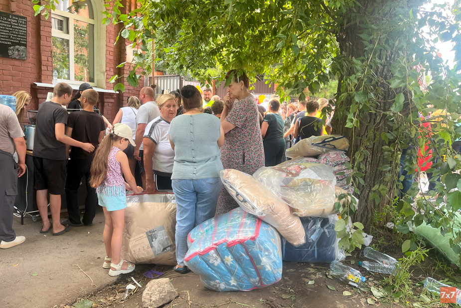 Сотни беженцев вынуждены стоять в очередях за гуманитарной помощью с утра и до полуночи. Курск, «Дом добрых дел». Фото «7х7»