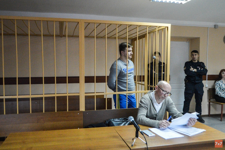 Максим Яблоков (в клетке)