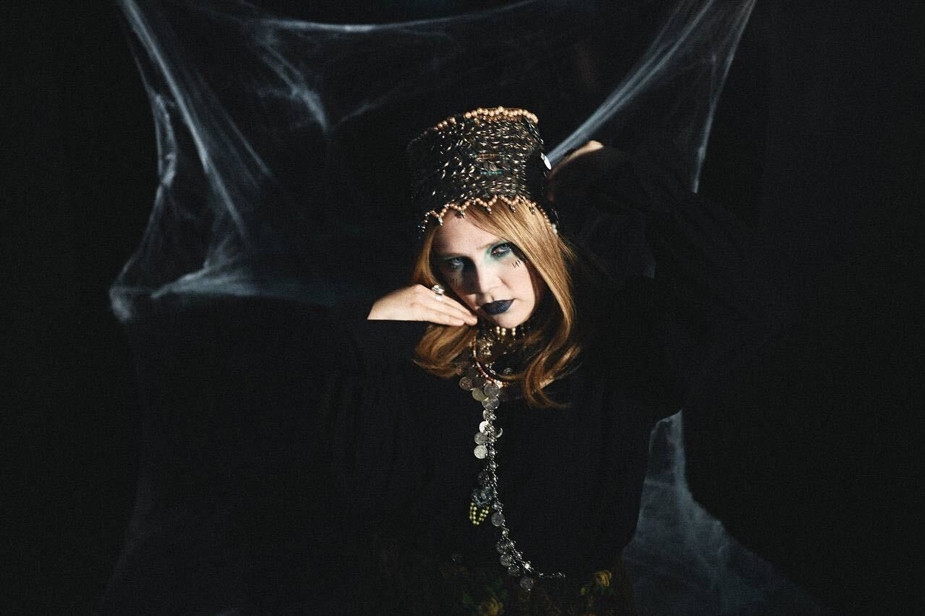 Анна в образе Матери леса (Вӑрман амаше) с национальным головным убором Хушпу, в который она наряжалась на Хэллоуин. Фото из личного архива