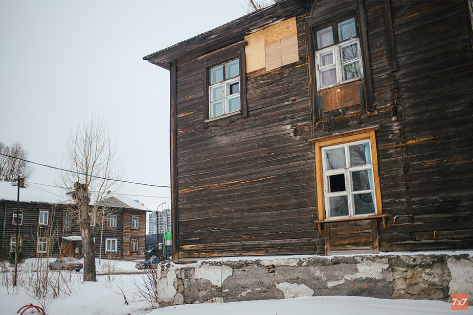 Фундаменты деревянных бараков в Затоне постепенно разрушаются