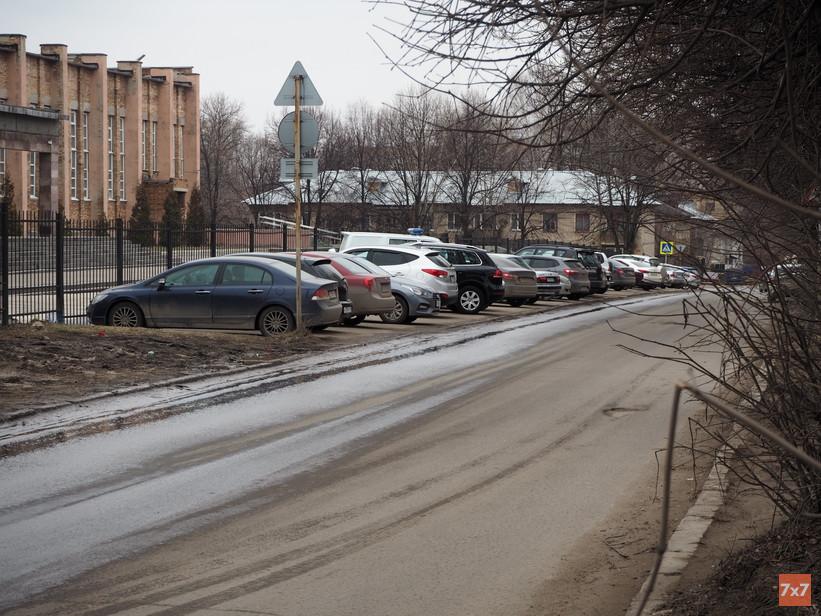 Двухполосная дорога у сквера